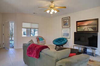 243 Hendren Ln NE in Albuquerque, NM - Foto de edificio - Building Photo