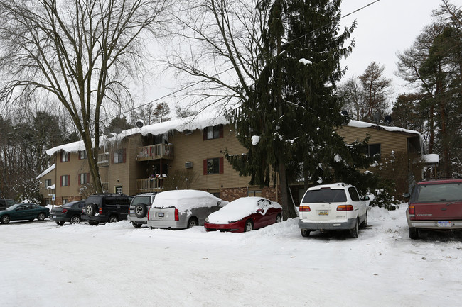 Pinewood Apartments in Holland, MI - Building Photo - Building Photo