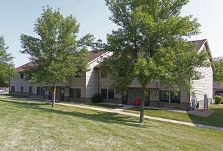 Perfect blend of comfort & convenience! in Chaska, MN - Foto de edificio - Building Photo