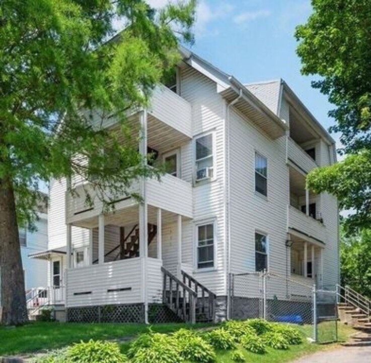 572 Gaskill St in Blackstone, MA - Building Photo