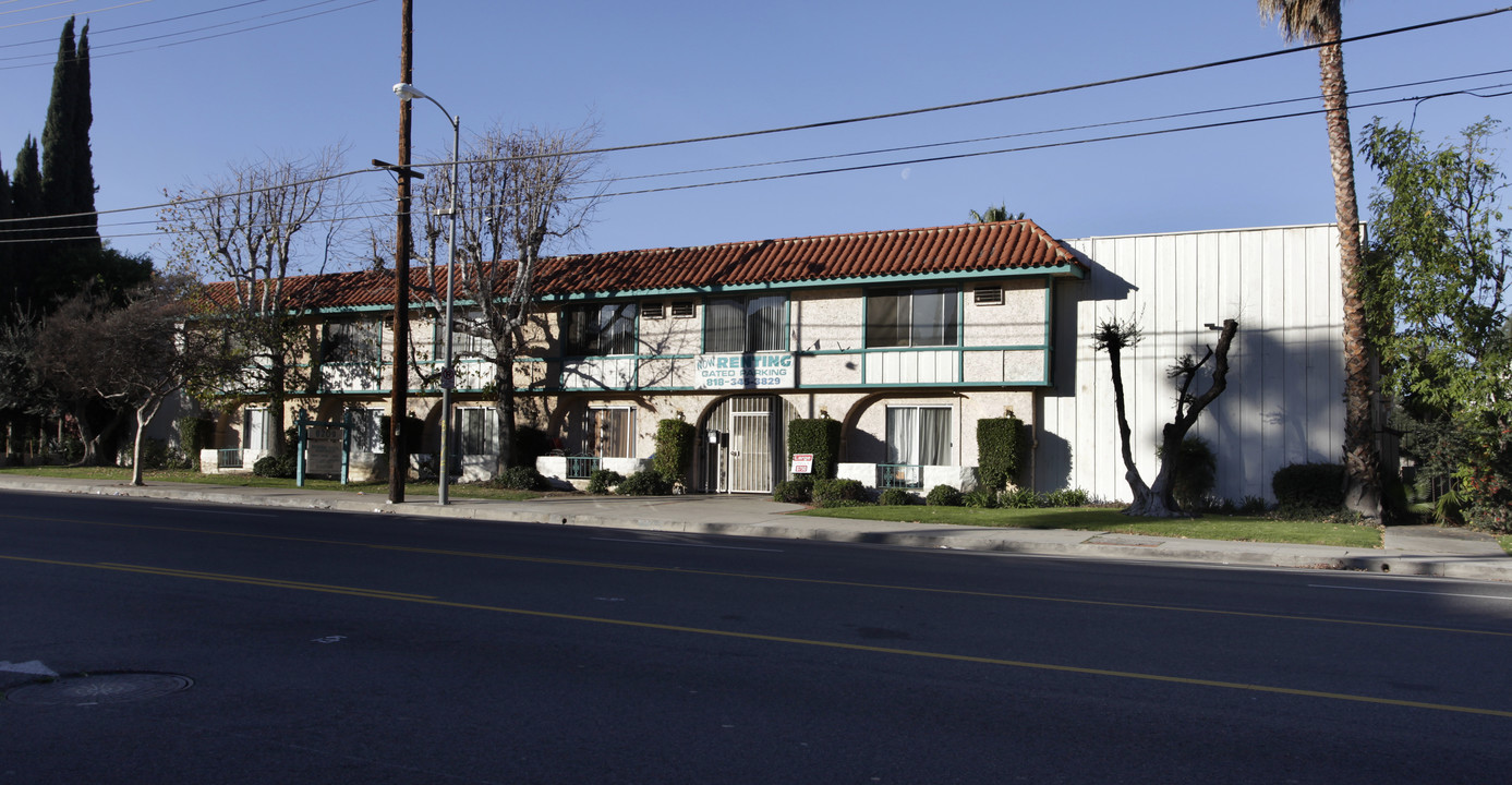 Reseda Vista in Tarzana, CA - Building Photo