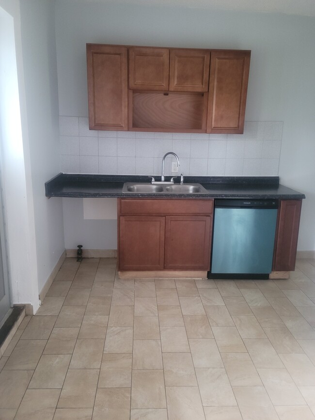 359 W Main St in New Britain, CT - Building Photo - Building Photo