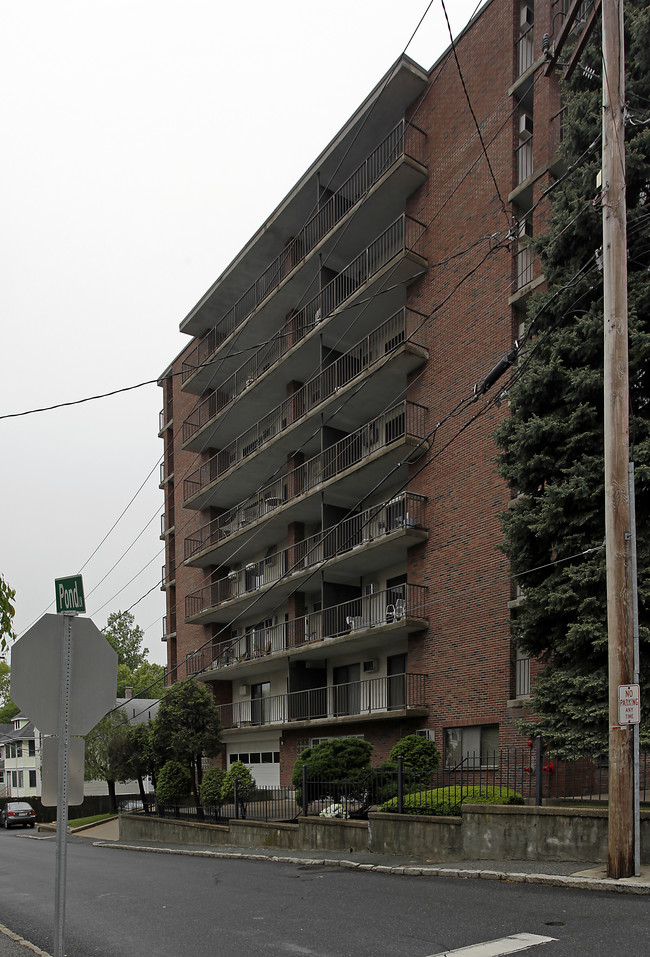 Cedar Crest Apartments in Arlington, MA - Foto de edificio - Building Photo