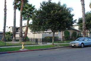 190 W Guinida Ln in Anaheim, CA - Building Photo