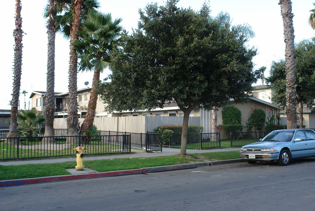 190 W Guinida Ln in Anaheim, CA - Building Photo
