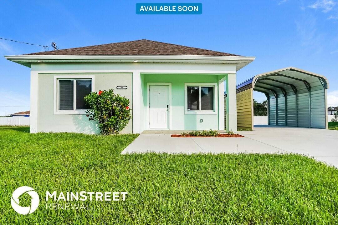 2411 Claude Ave N in Lehigh Acres, FL - Building Photo