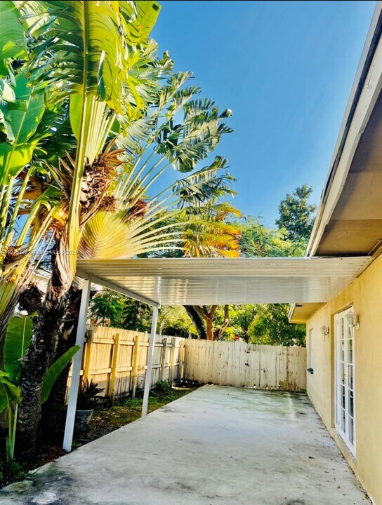 2402 NW 42nd St in Miami, FL - Foto de edificio