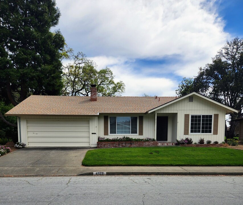 6523 Meadowridge Dr in Santa Rosa, CA - Building Photo