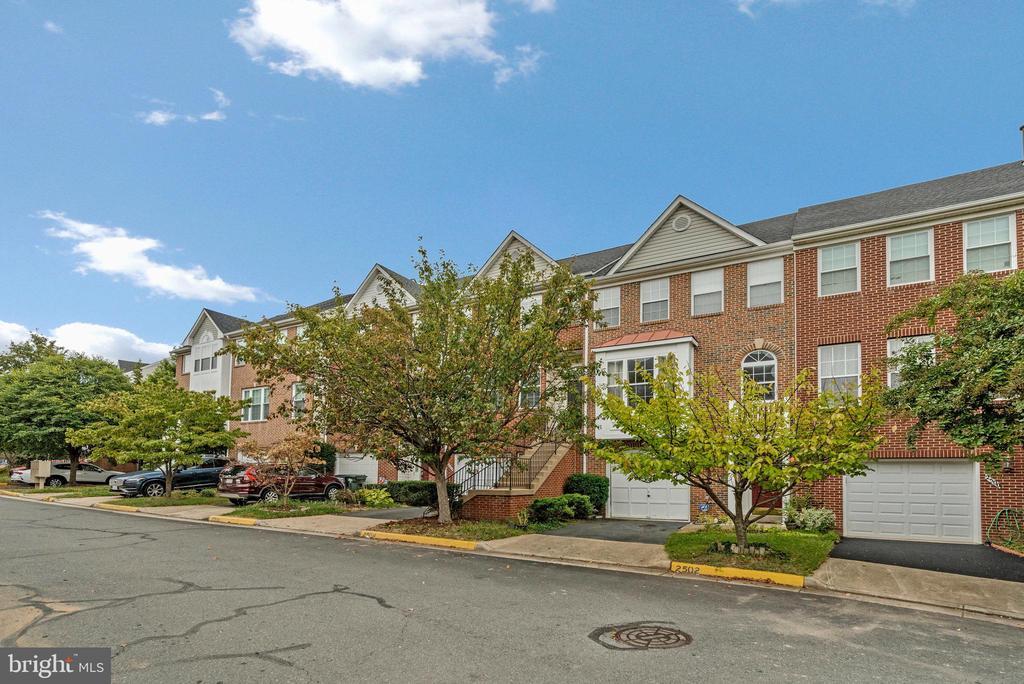 2504 Woodrow Wilson Dr in Herndon, VA - Building Photo