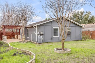 7004 Trendal Ln in Austin, TX - Foto de edificio - Building Photo