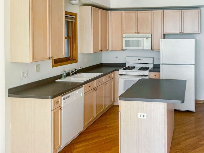 2714 N Wayne Ave, Unit 2D in Chicago, IL - Building Photo - Building Photo