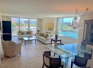 9501 E Bay Harbor Dr in Bay Harbor Islands, FL - Building Photo - Building Photo