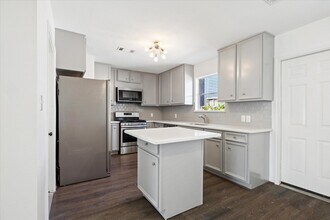 4404 Vivian St in Bellaire, TX - Building Photo - Building Photo