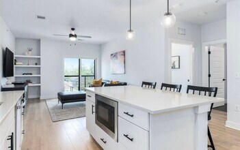 3101 Govalle Ave in Austin, TX - Foto de edificio - Building Photo