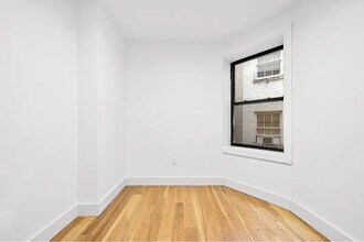 223 E 96th St in New York, NY - Foto de edificio - Building Photo