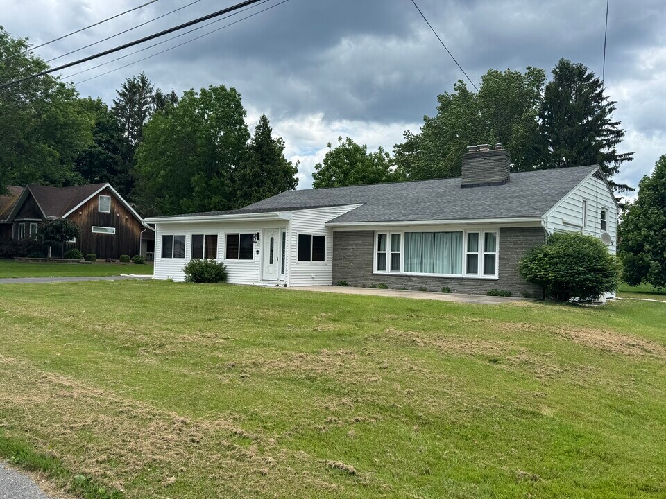 8810 Seneca Ave in Cicero, NY - Foto de edificio