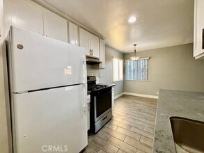 17092 Emerald Ln, Unit D in Huntington Beach, CA - Building Photo - Building Photo