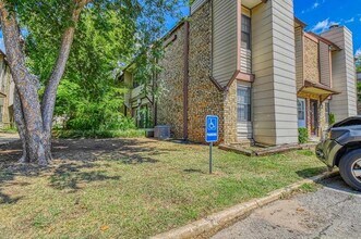 401 12th Ave SE, Unit 4 in Norman, OK - Foto de edificio - Building Photo