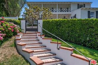 10428 Wyton Dr in Los Angeles, CA - Building Photo - Building Photo