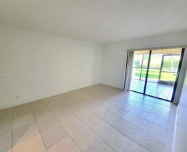 210 Lakeview Dr in Weston, FL - Building Photo - Building Photo