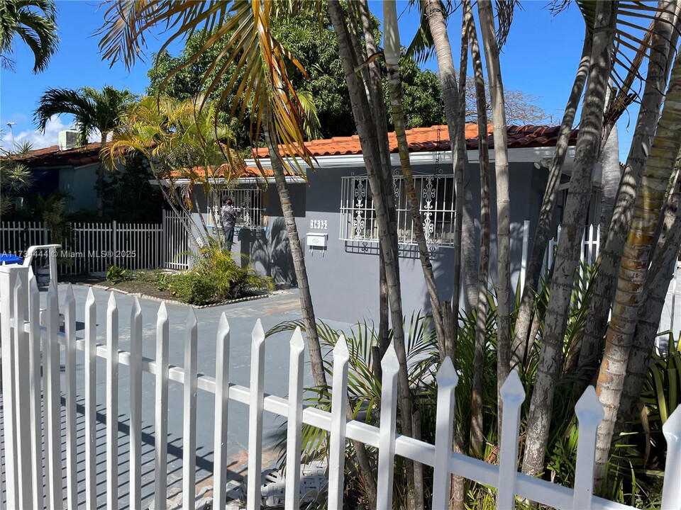 1645 SW 10th St in Miami, FL - Building Photo