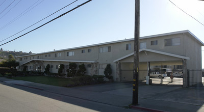 Midway Manor Apartments in San Leandro, CA - Foto de edificio - Building Photo