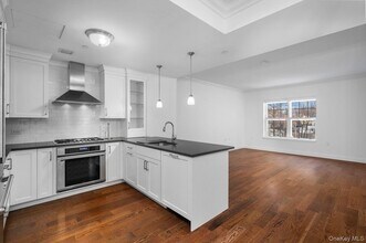 10 Byron Pl in Larchmont, NY - Building Photo - Building Photo