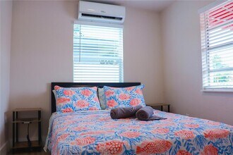 305 Phippen Waiters Rd, Unit 1 in Dania Beach, FL - Foto de edificio - Building Photo