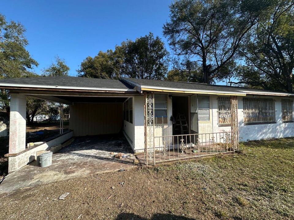 39251 County Rd in Zephyrhills, FL - Building Photo