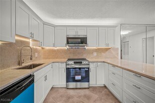 1703 Park Meadows Dr in Ft. Myers, FL - Building Photo