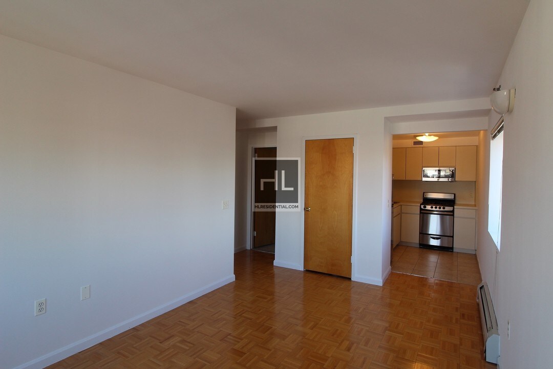 31-64 21st St-Unit -3C in Queens, NY - Building Photo