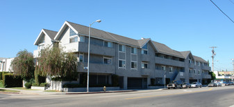 13610 Moorpark St in Sherman Oaks, CA - Foto de edificio - Building Photo