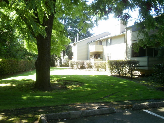 London Pointe Apartments in Tualatin, OR - Building Photo - Building Photo