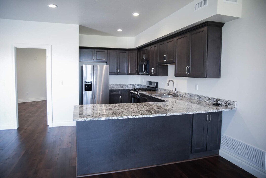 555 N Sarah St, Unit 555 in Providence, UT - Building Photo