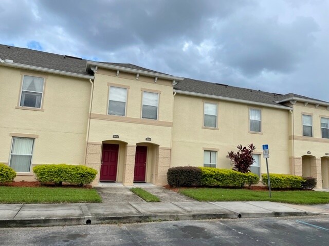 2834 Club Cortile Cir in Kissimmee, FL - Foto de edificio