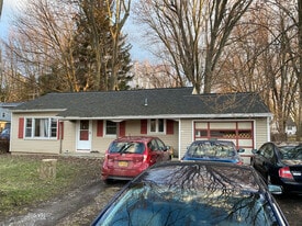 33 Ballantyne Rd in Rochester, NY - Building Photo