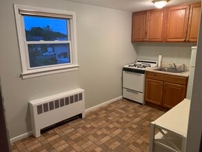 392 Sherbrooke Rd, Unit upstairs in Lindenhurst, NY - Foto de edificio - Building Photo