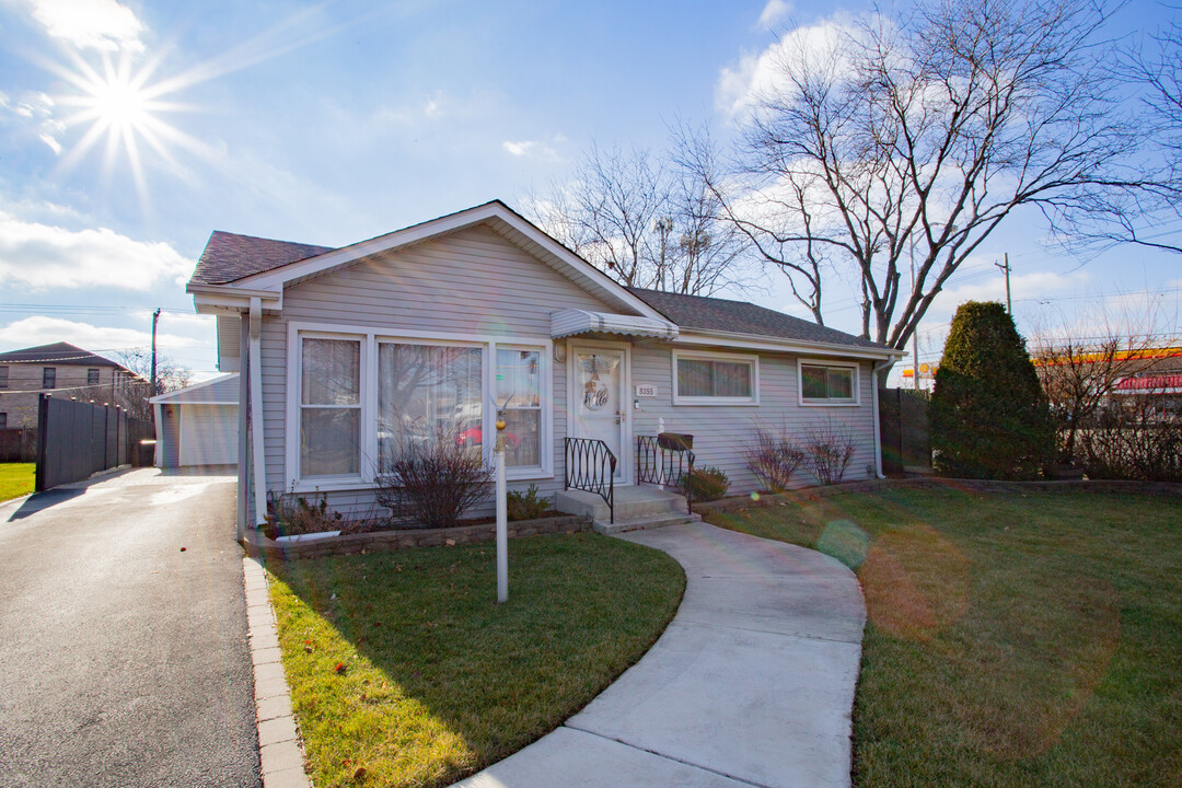 8355 W Foster Ave in Norridge, IL - Building Photo