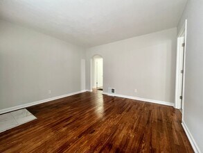 1465 W Duchesne Dr in Florissant, MO - Foto de edificio - Building Photo