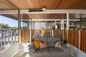 1548 Via Rancho Pkwy in Escondido, CA - Foto de edificio - Building Photo