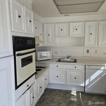 14 Sussex Way in Monroe Township, NJ - Building Photo - Building Photo