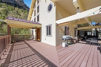 310 Kris Kringle Rd in Las Vegas, NV - Building Photo - Building Photo