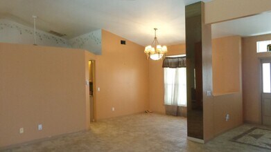 1207 NW 18th St in Cape Coral, FL - Foto de edificio - Building Photo