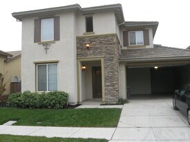 652 Pioneer Ave in Lathrop, CA - Building Photo