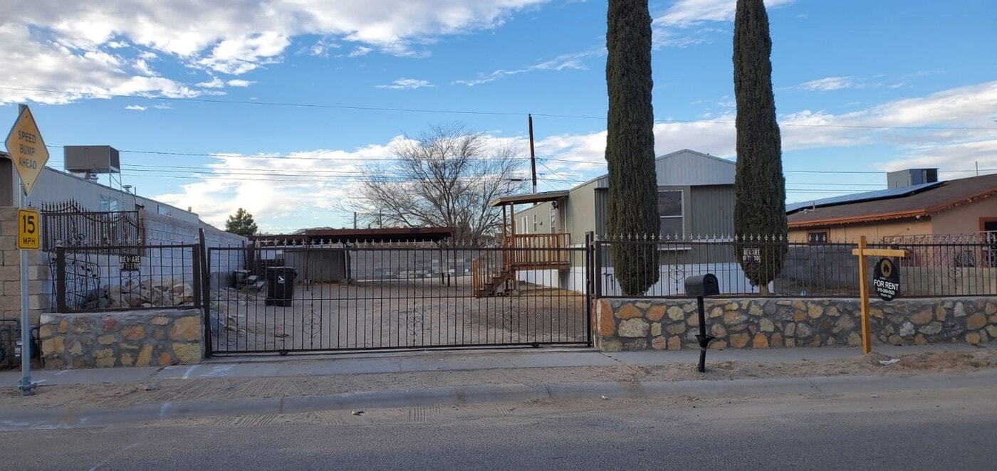 214 Colorado Dr in Sunland Park, NM - Building Photo