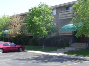 Green Valley Apartments in Park City, IL - Building Photo - Building Photo