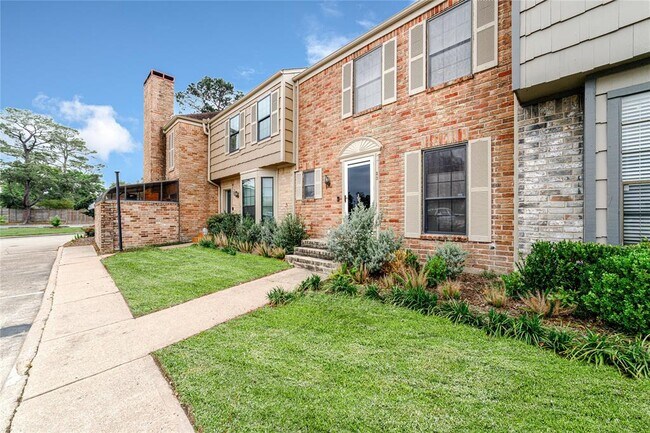 7505 Memorial Woods Dr in Houston, TX - Foto de edificio - Building Photo