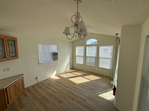 7495 Oakland Rd in La Mesa, CA - Foto de edificio - Building Photo