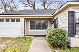 1118 Fisher St in Taylor, TX - Foto de edificio - Building Photo