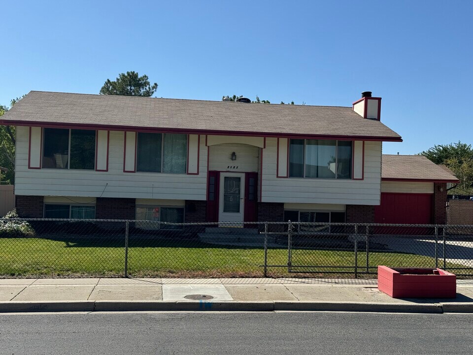 3507 W Crestfield Dr in West Valley City, UT - Foto de edificio